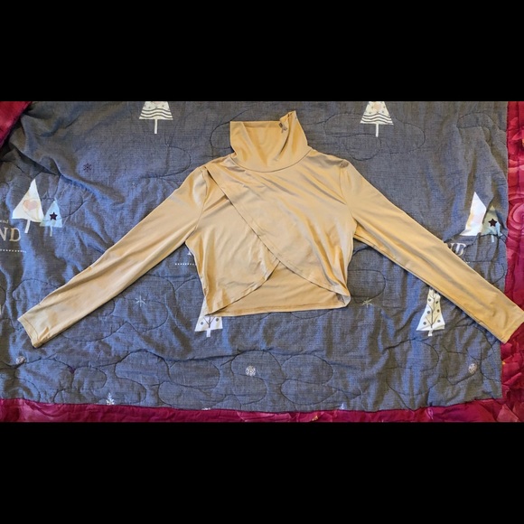 Long sleeve turtleneck from shein with a cross pattern at the front - Picture 1 of 3